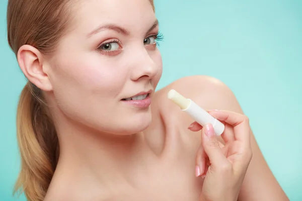 Mujer aplicando bálsamo para los labios — Foto de Stock