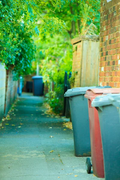 Rij van kunststof wheely opslaglocaties buiten huizen in Engeland — Stockfoto