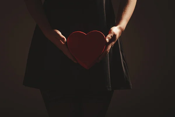 Kvinna händer med hjärtat — Stockfoto