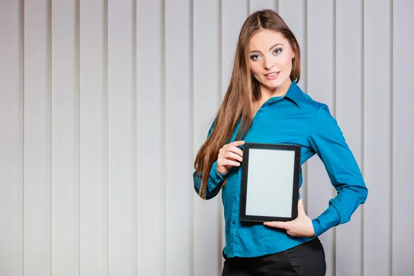 Jovem trabalhador de escritório segurar tablet PC . — Fotografia de Stock