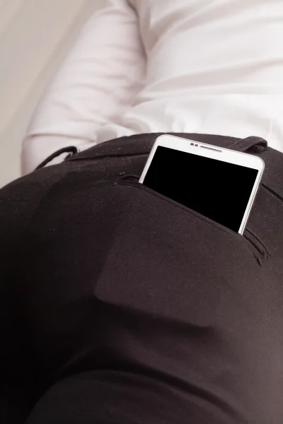 Мобильный телефон в заднем кармане брюк . — стоковое фото