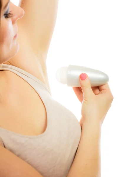 Flicka tillämpa stick deodorant i armhålan. — Stockfoto