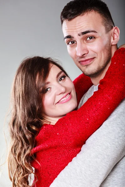 Sonriente joven pareja retrato en gris — Foto de Stock