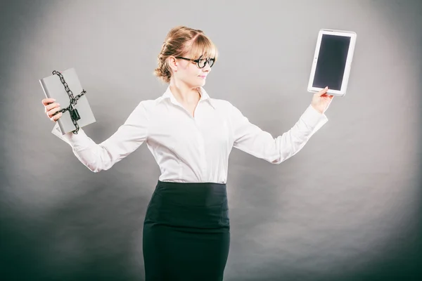 Donna con documento e tablet. Archiviazione digitale . — Foto Stock