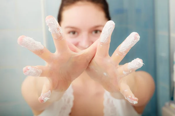 Woman with moisturizing skin cream. Skincare. — Stock Photo, Image