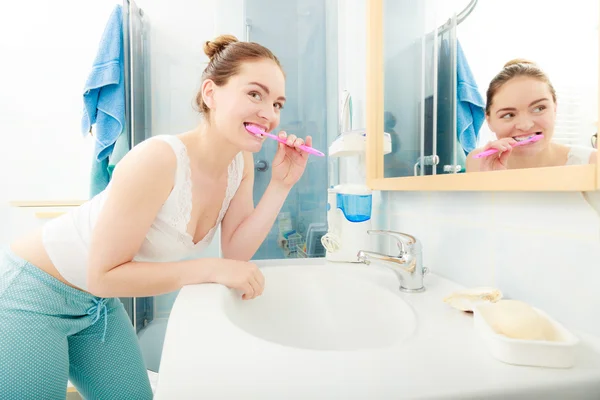 Mulher escovando dentes de limpeza. Higiene oral . — Fotografia de Stock