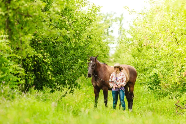 Femme cow-girl occidentale avec cheval. Activité sportive — Photo