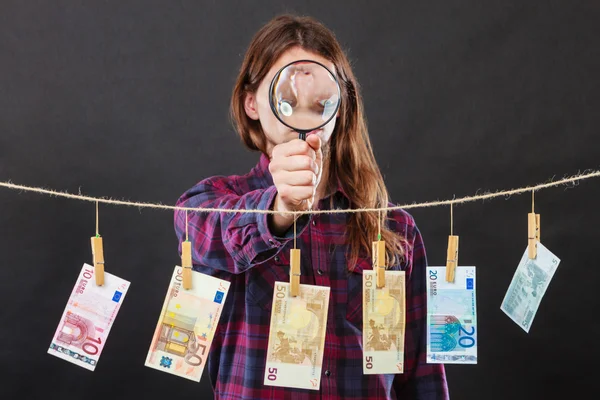 Man verifiëren geld — Stockfoto