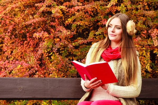 Relaks w książce jesienny park czytanie Kobieta — Zdjęcie stockowe