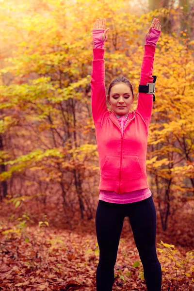 Dynamisches Mädchen dehnt sich im Wald. — Stockfoto