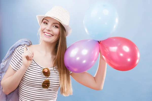 Mujer verano alegre chica con globos de colores — Foto de Stock