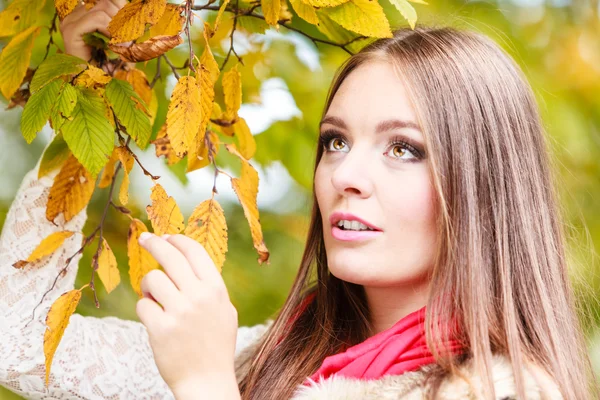 Damenmode Mädchen entspannen beim Spazierengehen im herbstlichen Park — Stockfoto