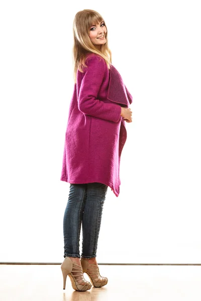 Mulher na moda loira em casaco de cor vívida. — Fotografia de Stock