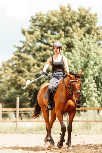 Nő jockey képzés lovaglás ló. Sport tevékenység — Stock Fotó