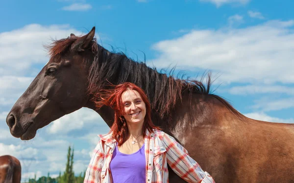 Jonge vrouw meisje het verzorgen van het paard. — Stockfoto