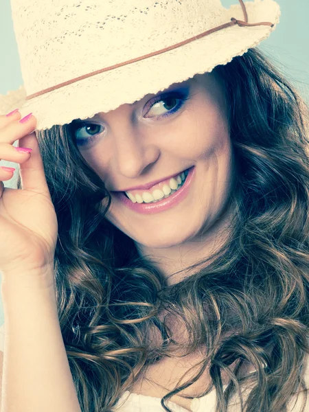 夏のわら帽子の魅力的な女性 ロイヤリティフリーのストック画像