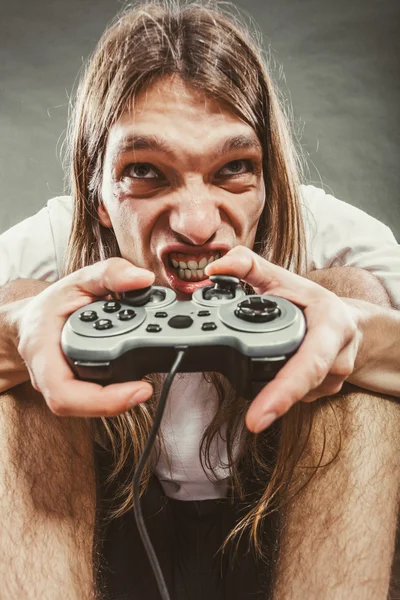 Стрессовый человек, играющий на планшете — стоковое фото
