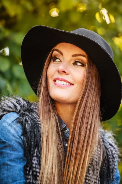 Pretty girl in park — Stock Photo, Image