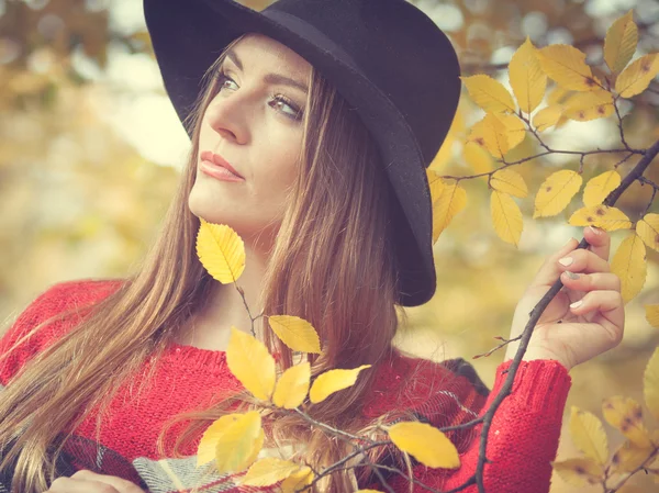 Mujer de pie junto al árbol . — Foto de Stock