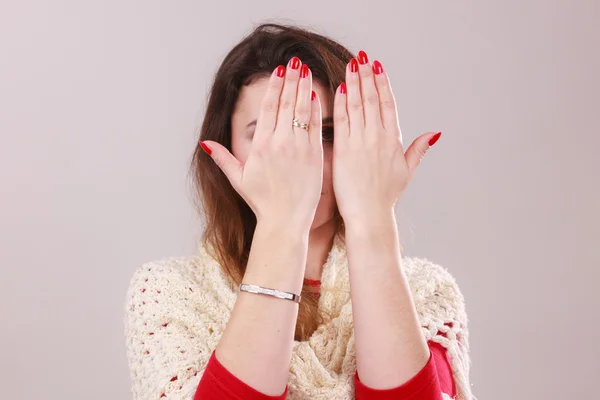 Mulher cobrindo rosto com as mãos — Fotografia de Stock
