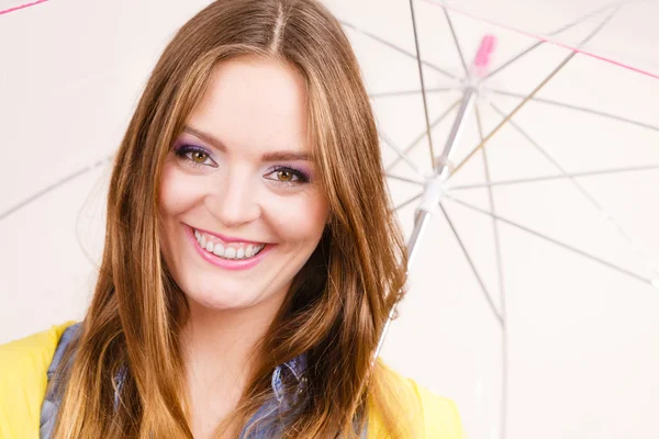 Mujer con abrigo impermeable bajo paraguas — Foto de Stock