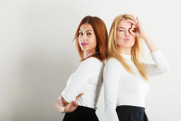 Zwei verrückte Mädchen spielen zusammen herum. — Stockfoto