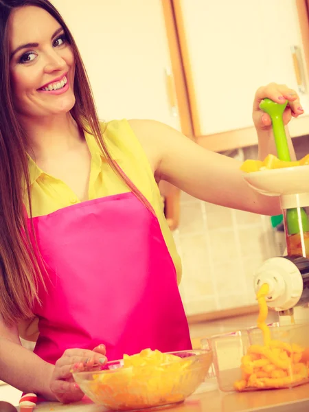 Vrouw maken van sinaasappelsap in juicer machine — Stockfoto