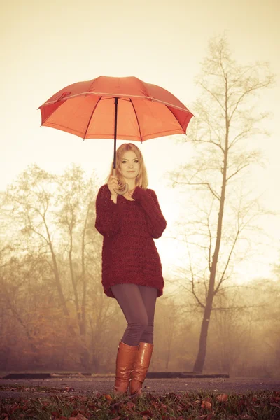 Modefrau mit Regenschirm entspannt im Herbstpark. — Stockfoto