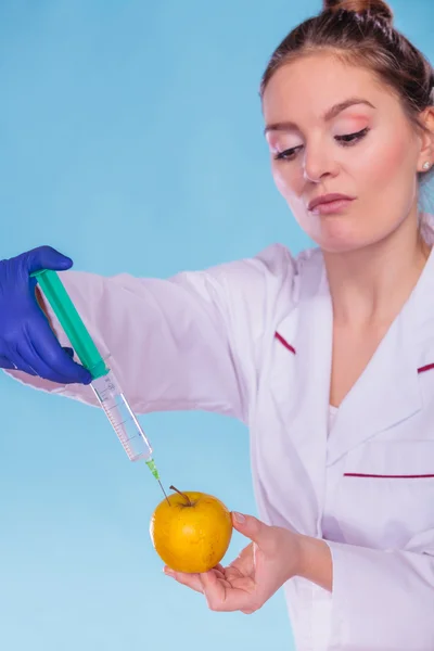 Médico cientista a injectar maçã. Alimentos GM . — Fotografia de Stock