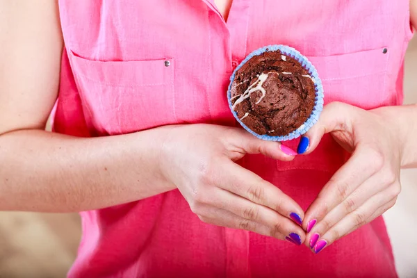 Händerna hjärtat form med muffin. Konfektyr. — Stockfoto