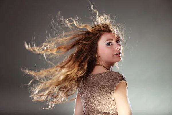 Misteriosa enigmatica donna ragazza con i capelli volanti . — Foto Stock