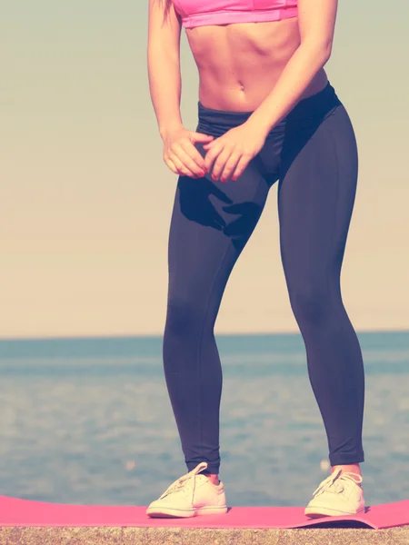 Kobieta, uprawiania sportu ćwiczenia na świeżym powietrzu przy nadmorskiej — Zdjęcie stockowe