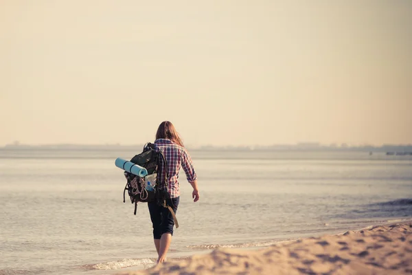 Man hiker with backpack tramping by seaside — Stock Photo, Image