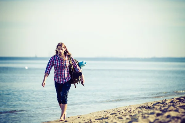 Man hiker with backpack tramping by seaside — Stock Photo, Image