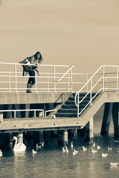 桟橋、海の風景にバックパックで男性ハイカー — ストック写真