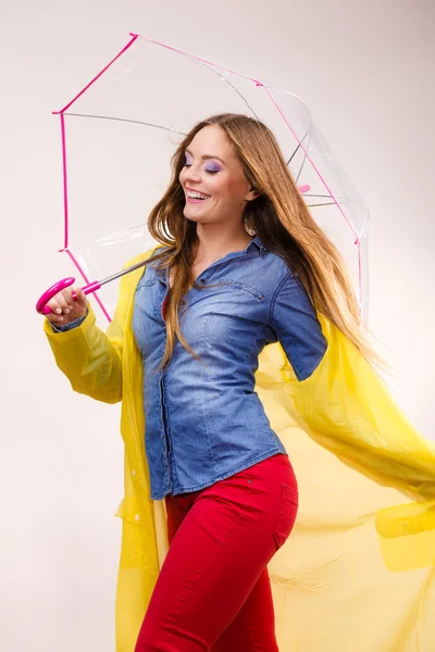 Mujer con abrigo impermeable bajo paraguas — Foto de Stock