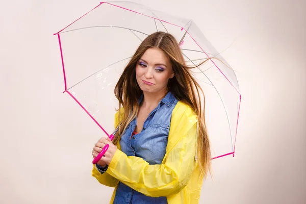 Женщина под зонтиком выглядит несчастной — стоковое фото