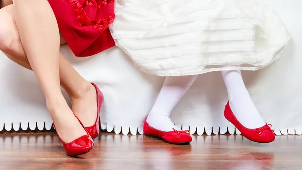 Legs mother and daughter in red shoes — Stock Photo, Image