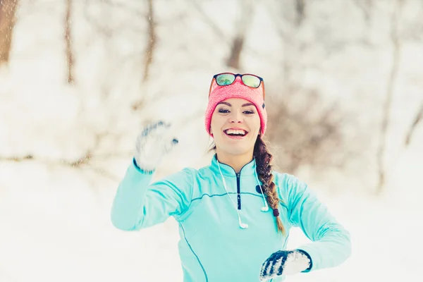 Chica tiene diversión lanzando bolas de nieve —  Fotos de Stock