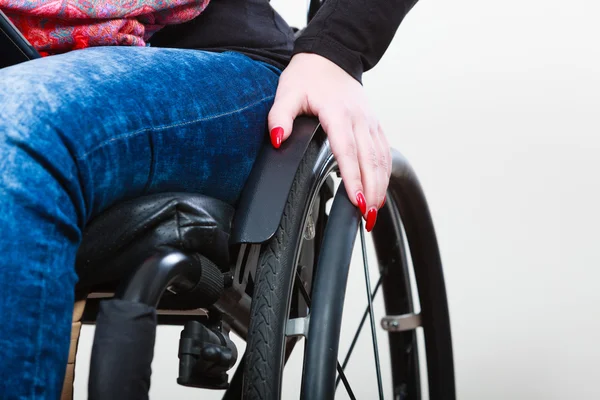 Disabili giovane ragazza sulla sedia a rotelle . — Foto Stock