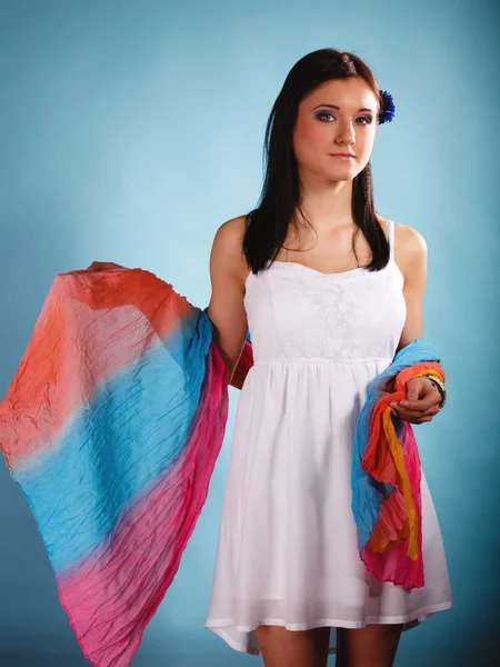 Zomer vrouw met gekleurde sjaal op blauw — Stockfoto