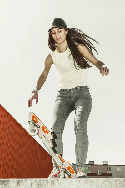 Adolescente menina skatista equitação skate na rua. — Fotografia de Stock