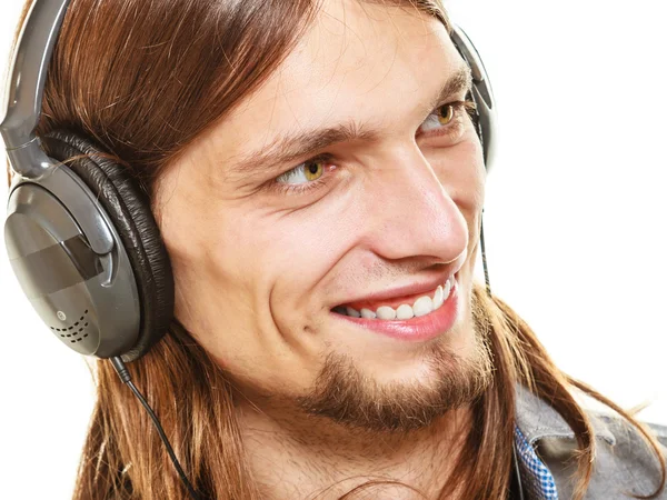 Un homme avec des écouteurs écoutant de la musique. Loisirs . — Photo