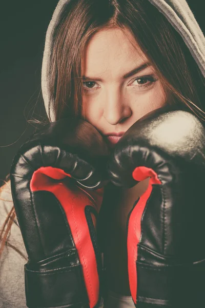 Женщина покрывает лицо боксерскими перчатками . — стоковое фото