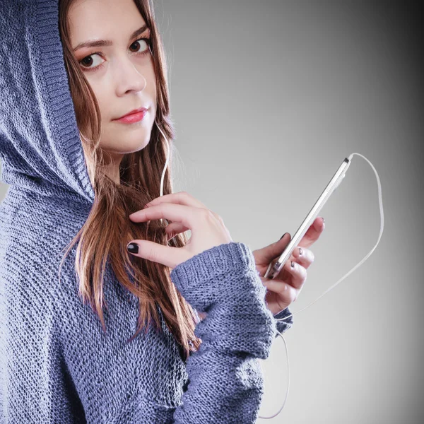 Jonge vrouw met smart phone luisteren muziek — Stockfoto