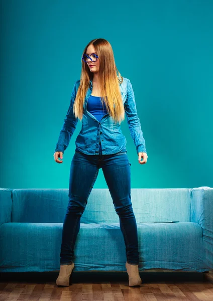 Chica de moda con denim color azul — Foto de Stock