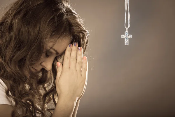 Frau betet zu Gott Jesus mit Kreuz-Halskette. — Stockfoto