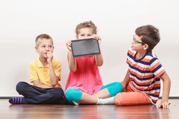 Děti si hrají na tabletu. — Stock fotografie