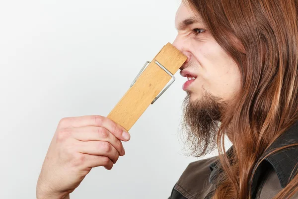 Homem com espinha de roupa no nariz — Fotografia de Stock