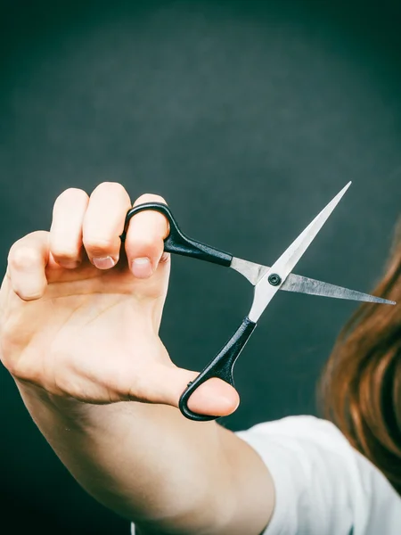 Tijeras en mano de barbero — Foto de Stock